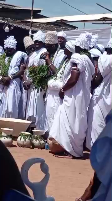 Chefs coutumiers en tenue traditionnelle blanche lors de la fête Épé-Ekpé à Guindouagbolénou