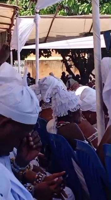 Foule rassemblée pour la fête Épé-Ekpé à Guindouagbolénou